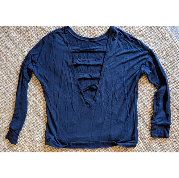 Workout Top, first pic is the back - Picture 1 of 2